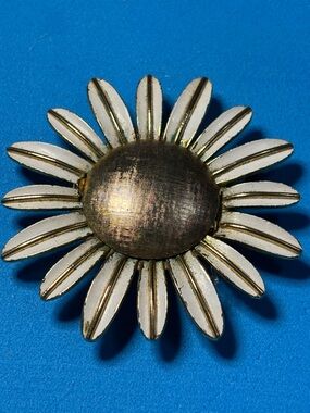 Avon White and Gold Daisy Flower Brooch